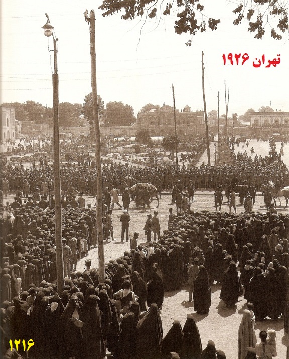 جمعیت تهران در میدان توپخانه هنگام یکی از مراسم دینی